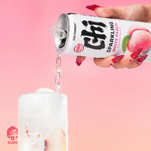 Load image into Gallery viewer, CHI FOREST ŞEFTALİ AROMALI GAZLI İÇECEK (SPARKLING WATER BEVERAGE WHITE PEACH FLAVOR) 元气森林0卡桃子味汽水 - 330ML
